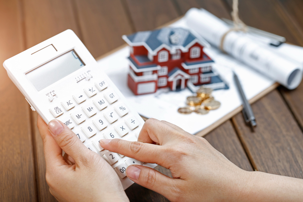 Asesor calculando plusvalía de vivienda